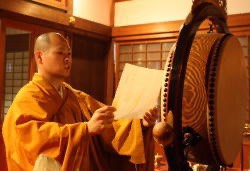 祈願文を読み上げる様子
