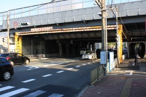 高架をくぐられてすぐ左