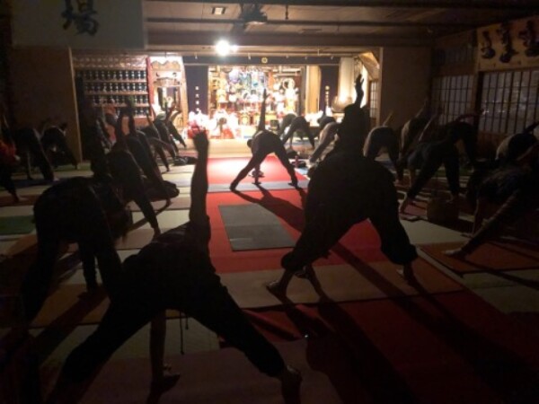 お寺でヨガ体験サムネイル