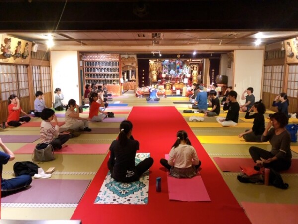 雨の寺ヨガに33名もの方が参加【常光円満寺】サムネイル