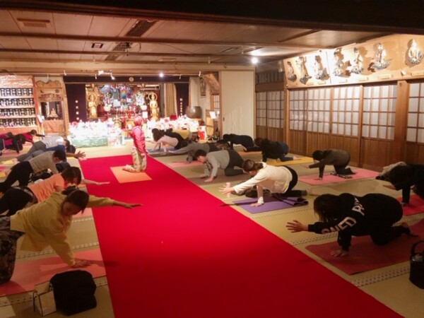 今年最後の寺ヨガ（大阪：常光円満寺）サムネイル