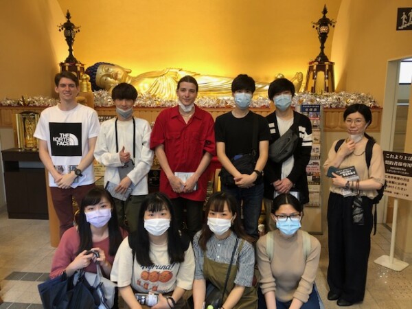 【涅槃堂】関西大学の留学生の方がお参りくださいましたサムネイル
