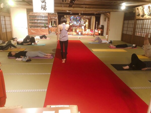 【寺ヨガ】今日は人数少なめでゆったりなヨガでした｜常光円満寺サムネイル
