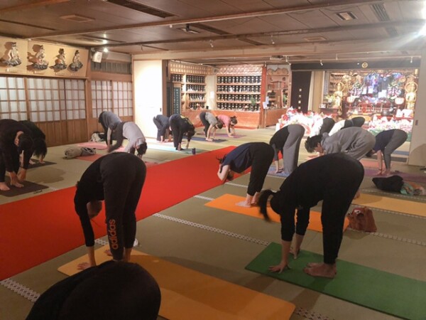 【寺ヨガ】今日のヨガはきつい！！｜常光円満寺-大阪サムネイル