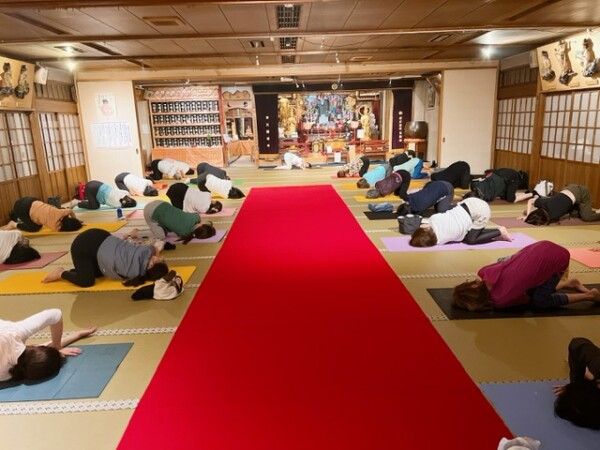 【寺ヨガ】今日も嬉しい満員御礼。次回は『お坊さんファッションショー』｜常光円満寺サムネイル