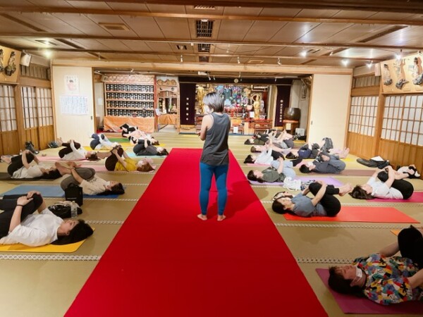 【寺ヨガ】今日のヨガはほぼ満員（法話あり）｜常光円満寺サムネイル