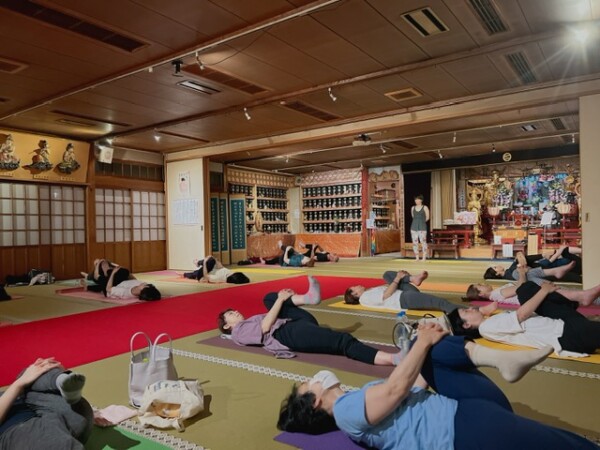【寺ヨガ】暑い中の参加者は嬉しいですね｜常光円満寺サムネイル