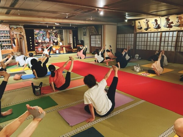 【寺ヨガ】今日はマミ先生の便秘解消ヨガでした。次回は肩こり解消ヨガです｜常光円満寺サムネイル