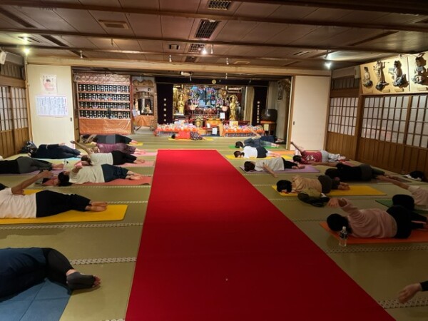 【寺ヨガ】雨上がりで多くの参加者に感謝｜常光円満寺（大阪）サムネイル