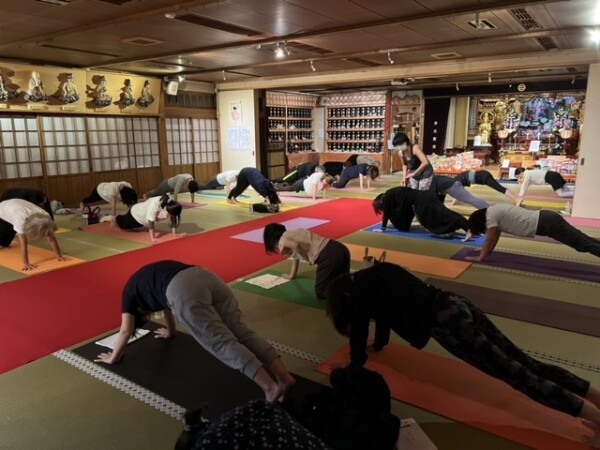 【寺ヨガ】ちょっと強めのヨガで脂肪燃焼！！｜常光円満寺（大阪）サムネイル