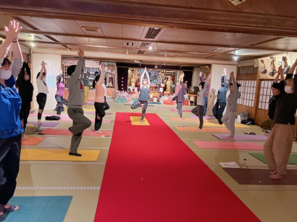 【寺ヨガ】いろんなポーズ。汗いっぱいのヨガ｜常光円満寺：大阪サムネイル