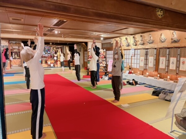 【寺ヨガ】いつもと違う雰囲気でのヨガ｜常光円満寺（大阪吹田）サムネイル
