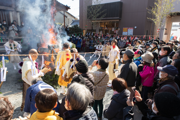 【吹田の火祭】狭い境内で行われる迫力ある炎の祭典（2月11日）｜常光円満寺（大阪吹田）サムネイル