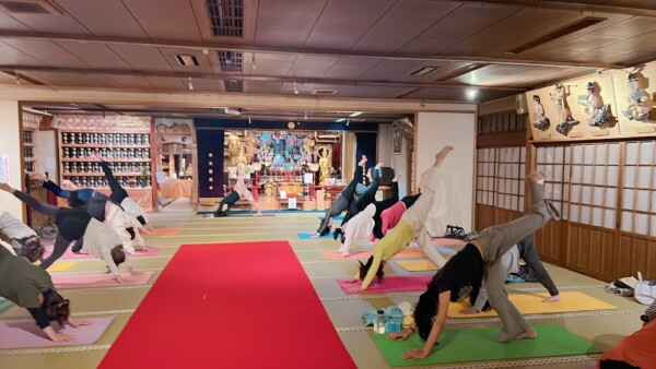 【寺ヨガ】あいにくの雨。来てくださる方に感謝｜常光円満寺（大阪吹田）サムネイル
