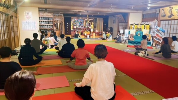 【寺ヨガ】今日は満員御礼。最後には瞑想（阿字観）も｜常光円満寺（大阪吹田市）サムネイル