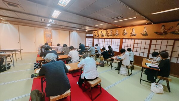 【写経会】今日も嬉しい満員です｜常光円満寺（大阪吹田）サムネイル