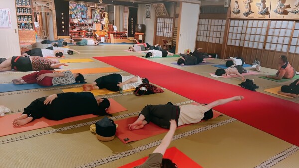 【寺ヨガ】今日のヨガは大丈夫！お授戒の儀式で菩薩様に｜常光円満寺(大阪吹田)サムネイル