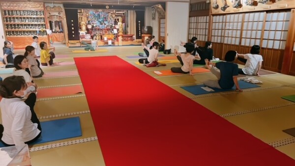 【寺ヨガ】ウエストのシェイプアップ『ツイストヨガ』｜常光円満寺（大阪吹田）サムネイル