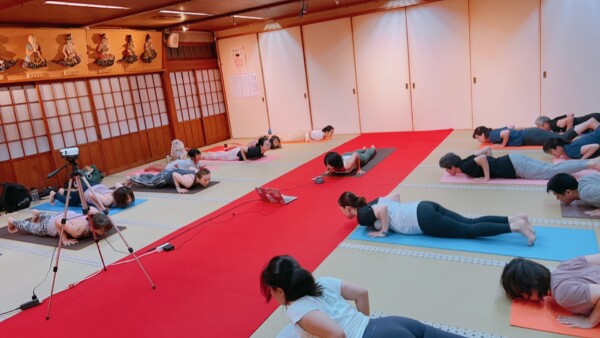 【寺ヨガ】真夏チャリティーの108太陽礼拝みんな無事達成！｜常光円満寺（大阪吹田）サムネイル