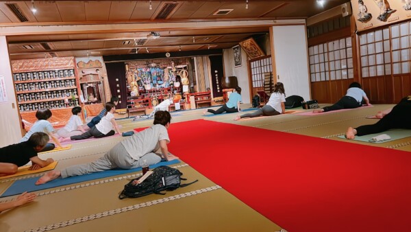【寺ヨガ】今日はマミ先生の気持ちいいヨガ｜常光円満寺（大阪吹田）サムネイル