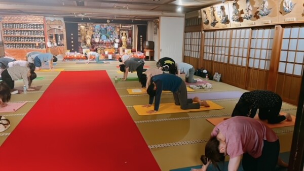 【寺ヨガ】2か月ぶりにメイ先生が復活。寝る方続出、肩こり解消ヨガ｜常光円満寺（大阪吹田）サムネイル
