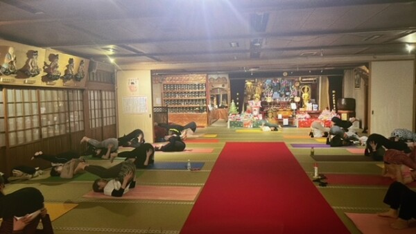 【寺ヨガ】流れるようなポーズで筋力アップ｜常光円満寺（大阪吹田）サムネイル