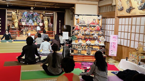 【寺ヨガ】ひな壇の前でのプチ贅沢ヨガ｜常光円満寺（大阪吹田）サムネイル