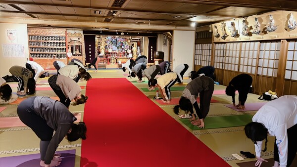 【寺ヨガ】呼吸と動きを一体化する有酸素運動のヨガ｜常光円満寺（大阪吹田）サムネイル