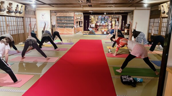 【寺ヨガ】テーマはツイスト！みんな頑張りましたよ｜常光円満寺（大阪吹田）サムネイル