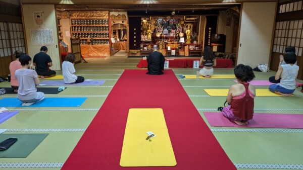 【寺ヨガ】真夏の108回太陽礼拝。住職不在で全員達成！｜常光円満寺（大阪吹田）サムネイル