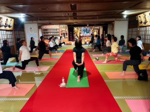 【寺ヨガ】今日は肩こり解消の気持ちいいヨガ｜常光円満寺（大阪吹田）サムネイル
