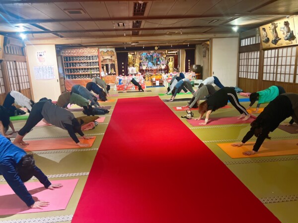 【寺ヨガ】今年最後のヨガでした｜常光円満寺（大阪吹田）サムネイル