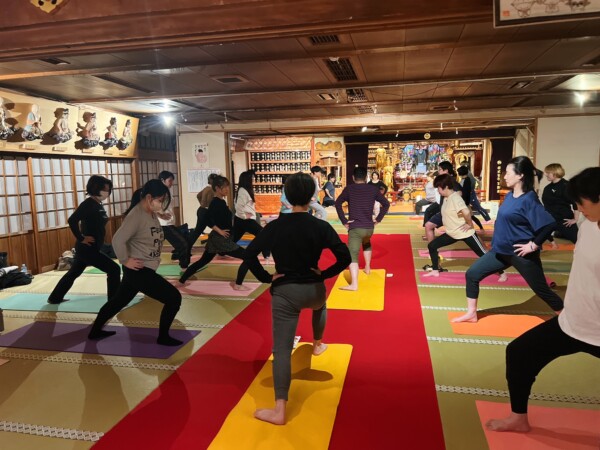 【寺ヨガ】今年初めての定例ヨガ！新春祈祷も開催！｜常光円満寺サムネイル