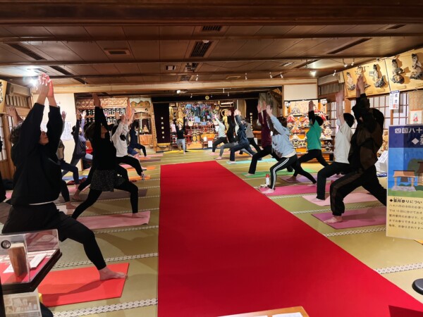 【寺ヨガ】最強寒波なのに沢山の参加者。美しいひな壇の前での贅沢ヨガ｜常光円満寺（大阪吹田）サムネイル