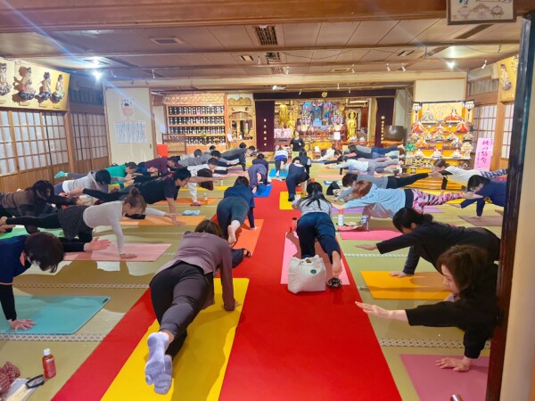 【寺ヨガ】ハード系コアトレヨガになんと36名！！｜常光円満寺（大阪吹田）サムネイル