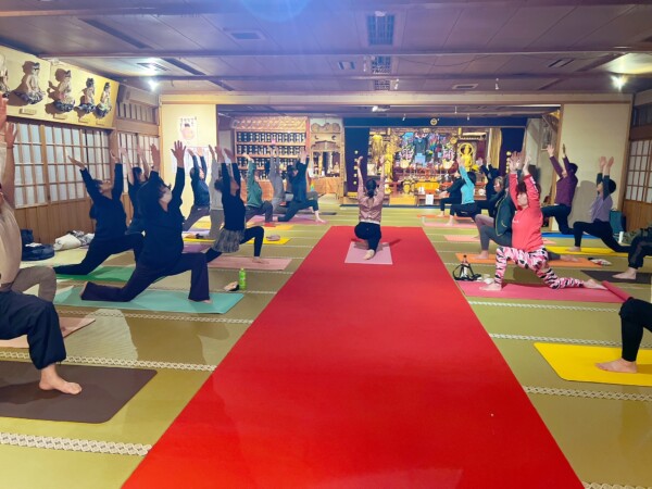 【寺ヨガ】流れる動きのヨガレッスン｜常光円満寺（大阪吹田）サムネイル