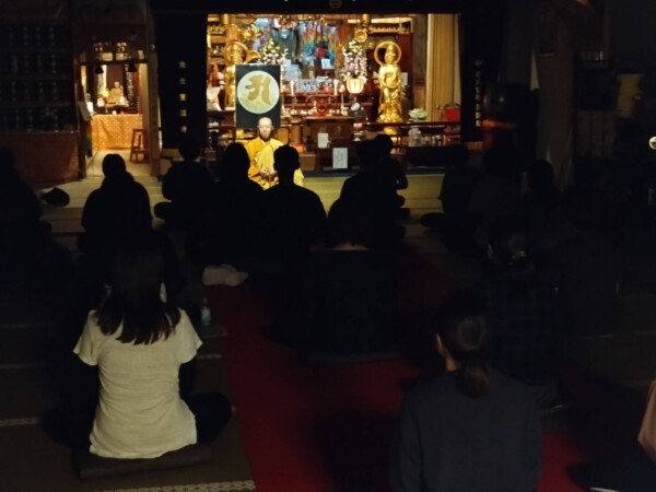 【寺ヨガ】今日も30人越えの参加者！最後は阿字観という瞑想も開催｜常光円満寺（大阪吹田）サムネイル
