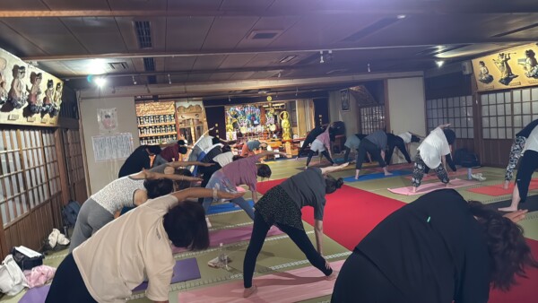 【寺ヨガ】久しぶりのヨガ。ヨガの後は瞑想（阿字観）｜常光円満寺（大阪吹田）サムネイル