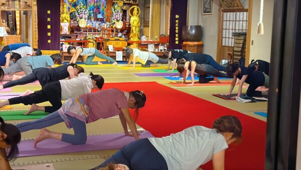 【寺ヨガ】腸のデトックスヨガ｜常光円満寺（大阪吹田）サムネイル