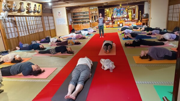 【寺ヨガ】肩こり解消、リラックスヨガ｜常光円満寺（大阪吹田）サムネイル