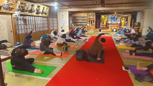 【寺ヨガ】癒しのリラックスヨガ。お経のコンサートは来月に延期｜常光円満寺（大阪吹田）サムネイル