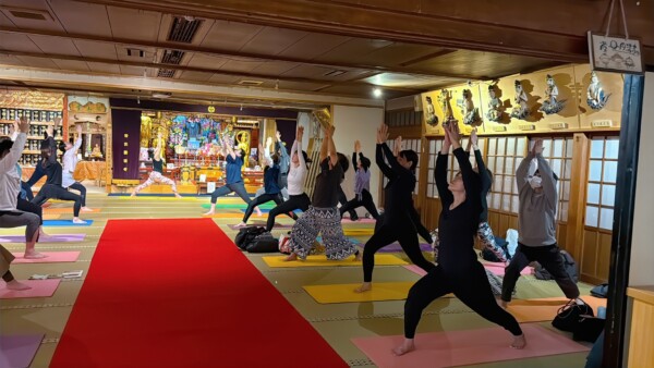 【寺ヨガ】キレイになるヨガで身体も心も美しく！次回はお経のコンサート！｜常光円満寺サムネイル