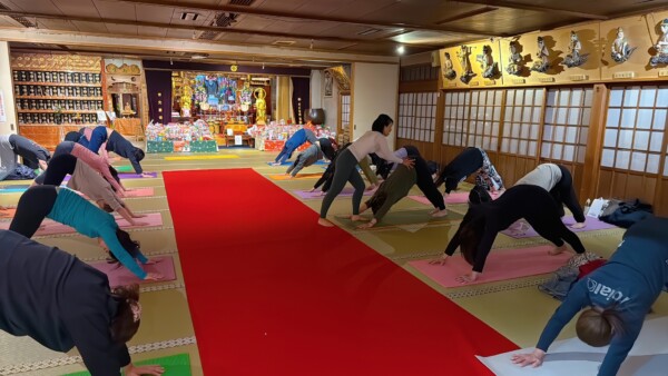 【寺ヨガ】今年最後の寺ヨガ。今年一年に感謝して｜常光円満寺（大阪吹田）サムネイル