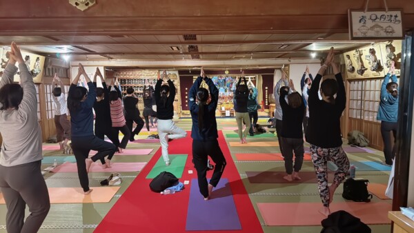 【寺ヨガ】今年初めての定例ヨガ！新春特別祈祷も開催！｜常光円満寺（大阪吹田）サムネイル