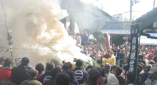 【吹田の火祭】2月11日“逃げ場のない火祭！？”狭い境内での迫力ある炎の祭典｜常光円満寺（大阪吹田）サムネイル