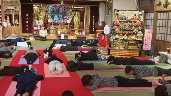 【寺ヨガ】美しいひな壇の前で贅沢ヨガ｜常光円満寺（大阪吹田）サムネイル