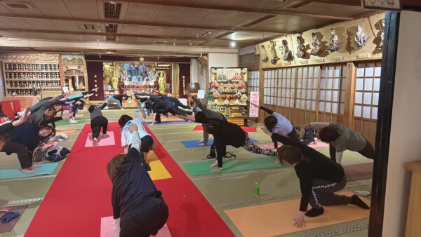 【寺ヨガ】美しいひな壇の前でハードなコアトレーニング｜常光円満寺（大阪吹田）サムネイル
