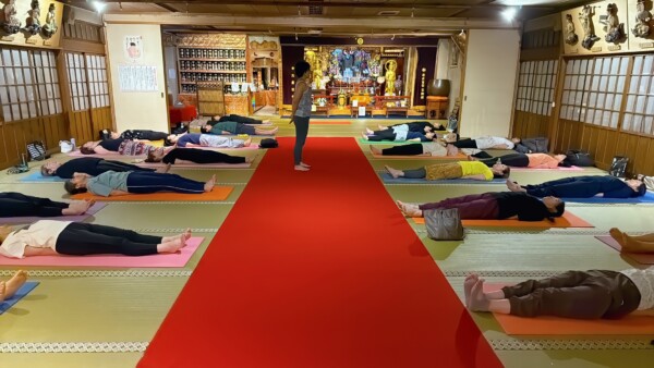 【寺ヨガ】久しぶりのヨガ、終わった後は瞑想も｜常光円満寺（大阪吹田）サムネイル